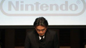 Nintendo Co President Satoru Iwata bows during their strategy and earnings briefings in Tokyo January 27, 2012. Shares in Japanese game maker Nintendo Co tumbled nearly 8 percent to an eight-year low on Friday after it reported a sharp drop in quarterly earnings and forecast its first ever full-year operating loss, with its game business hit by competing gadgets such as Apple Inc's iPhone. REUTERS/Toru Hanai (JAPAN - Tags: BUSINESS) - RTR2WX71